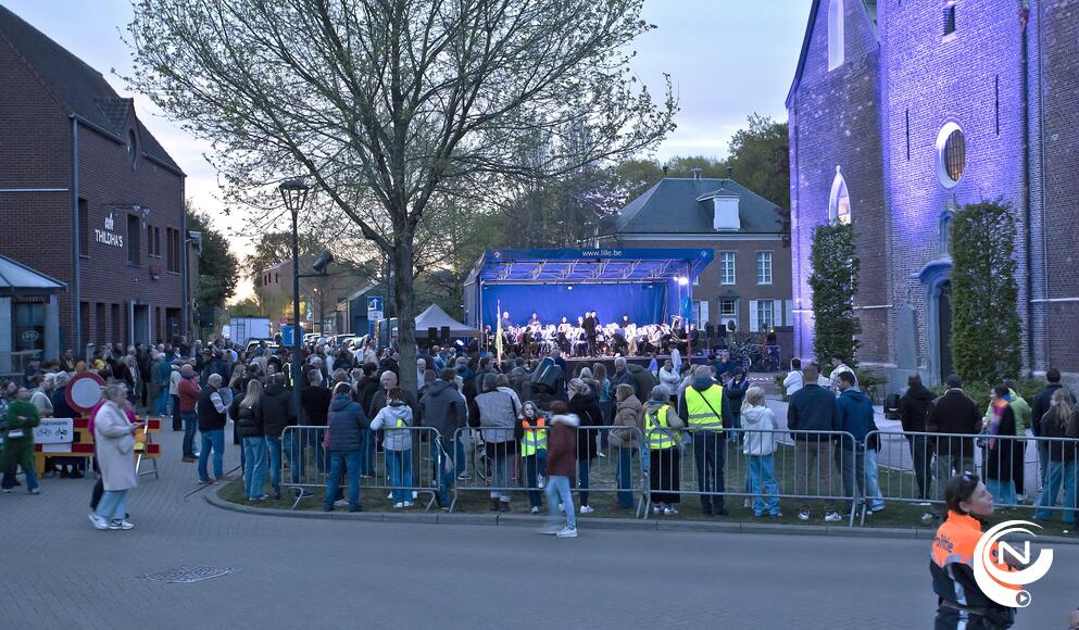 Heel wat feestelijke drukte paaszaterdagavond in Vorselaar tijdens het sprankelend  klank- en lichtspektakel om het einde van de restauratiewerken aan de St.-Pieterskerk te vieren. 