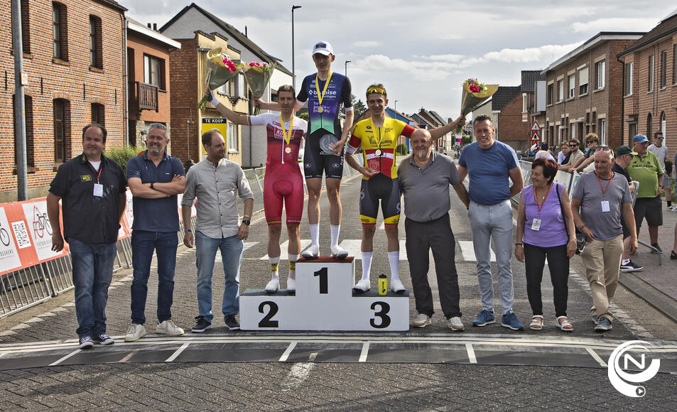 Het podium met de organisatoren en het gemeentebestuur 