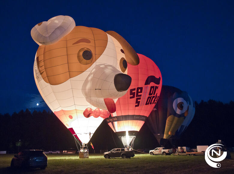 De nightglow kon vrijdagavond wel plaatsvinden. Daarbij worden de ballonnen verankerd aan de wagens, rechtgezet en verlicht. Ze blijven op de grond staan, wat veel minder risico's met zich meebrengt.
