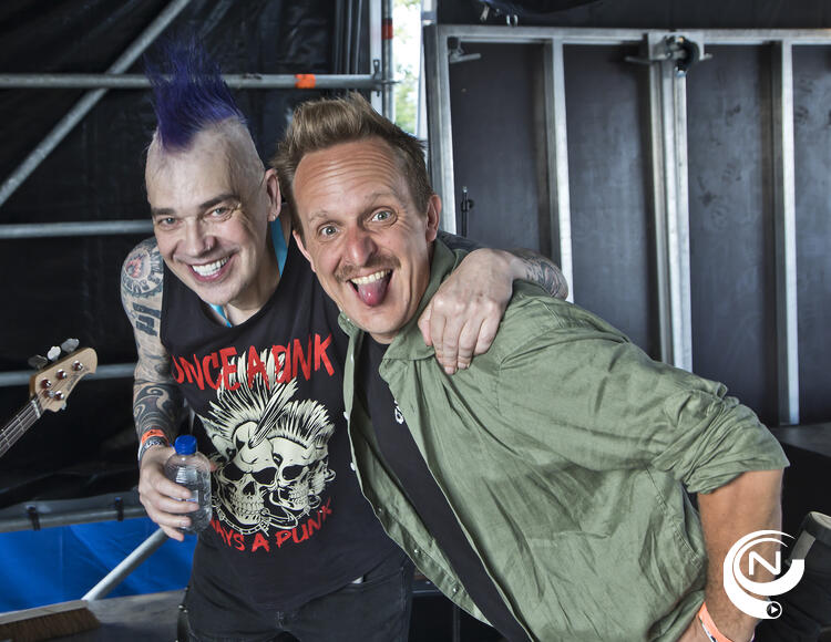 Funeral Dress frontman Dirk Peeters deed met presentatie-frontman Stefan Laenen een punkshoot om van te snoepen 