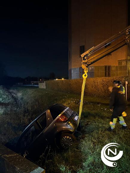 De auto kwam in de diepe gracht terecht aan Aveve Poederleeseweg Herentals.