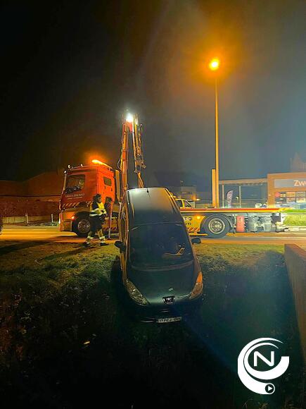 De auto kwam in de diepe gracht terecht aan Aveve Poederleeseweg
