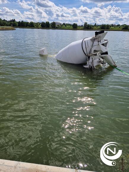 Betonmixer Centerbeton in Albertkanaal aan Poel Ringlaan