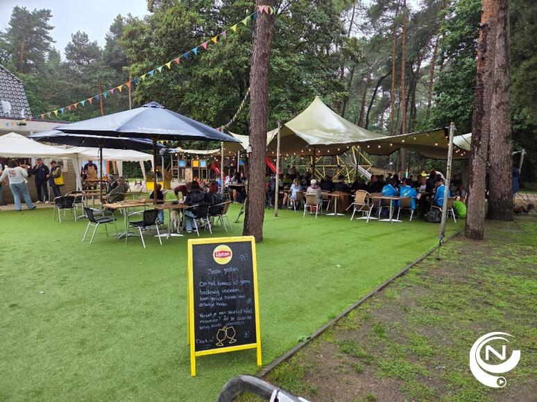 Ondanks het bijzonder slechte weer namen op zondag 13 september zo’n 400 sportievelingen en sympathisanten deel aan de 16e Floreal Bosloop & Boswandeling op de Kempense Heuvelrug in Lichtaart. Samen brachten zij net geen 7000 euro op voor Kom op tegen Kanker.