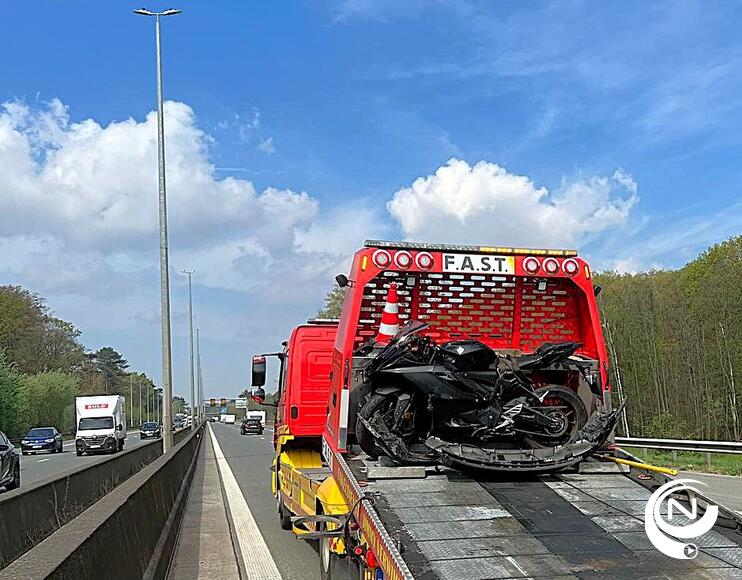 E313 : 18-jarige motard zwaargewond bij ongeval