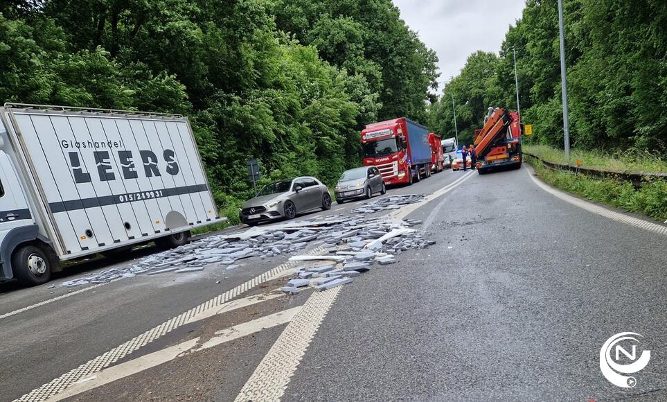 Vrachtwagen verliest 5 ton lading arduin aan oprit E313 Olen : geen gewonden