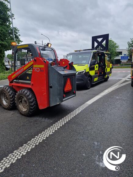 Het samenwerkingsverband Takeldiensten Jimmy Verwimp en Stuyfs hebben de zware klus geklaard.