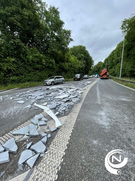 Vrachtwagen verliest 5 ton lading arduin aan oprit E313 Olen