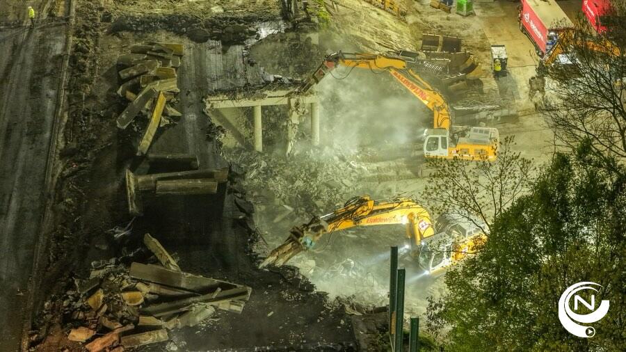 Beelden van de afbraak van de oude bruggen tijdens de nacht van 10 op 11 april. © AWV