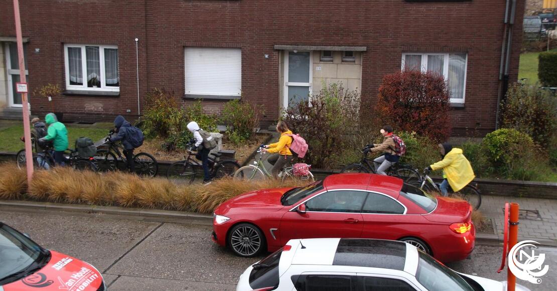 Fietsers op voetpad - foto Johan Temmerman 