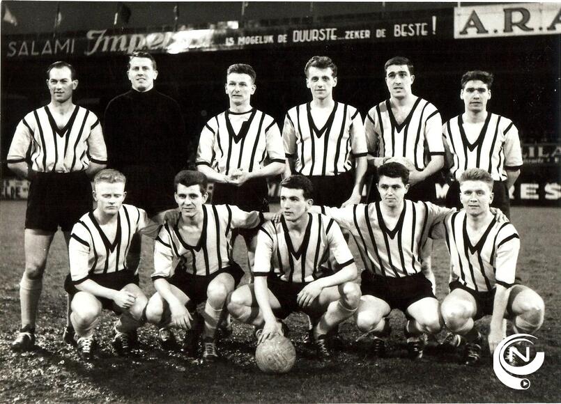 Frans Schellens, tweede van links gehurkt, met Berchem Sport op het veld van AA Gent, voor de eerste Belgische competitiewedstrijd ooit onder kunstlicht (1959) 