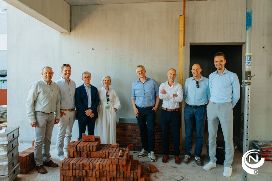 Groepsfoto : AZ Mol heeft vandaag officieel de eerste steen gelegd van het ambitieuze bouwproject ‘Hart Bouwt’. 