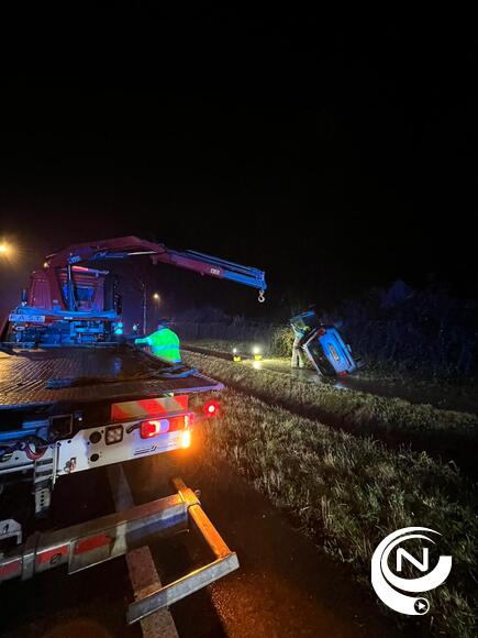 Ongeval Herentalse steenweg : wagen schuift op zijkant tegen omheining na botsing