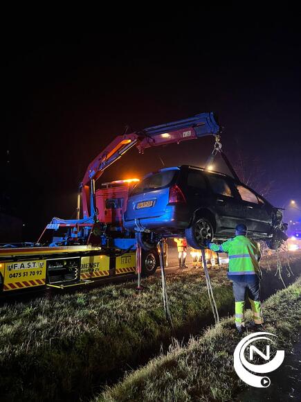 Ongeval Herentalse steenweg : wagen schuift op zijkant tegen omheining na botsing