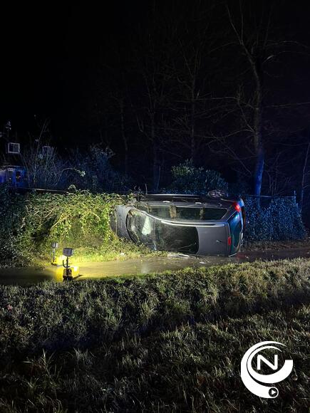 Ongeval Herentalse steenweg : wagen schuift op zijkant tegen omheining na botsing