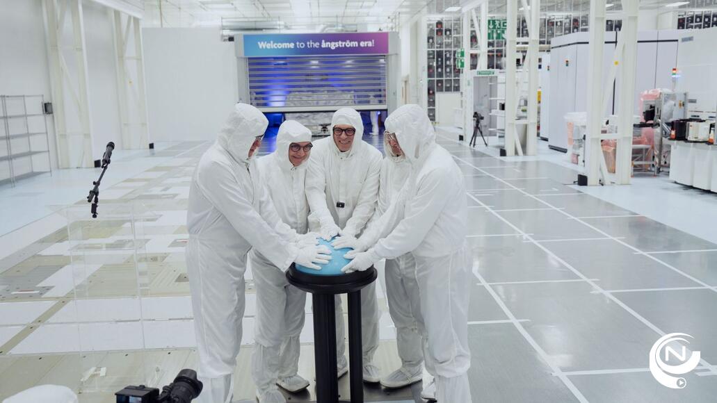 Luc Van den hove, CEO van imec: “Vandaag zetten we niet zomaar een toestel neer; we openen een nieuw hoofdstuk in de digitale revolutie. High NA EUV-lithografie zal essentieel zijn om de chipindustrie het ångström-tijdperk in te leiden. Die ultrakleine dimensies zijn cruciaal om de AI-toepassingen van de toekomst mogelijk te maken. We zijn dan ook bijzonder trots dat imec hierin een voortrekkersrol kan spelen.”