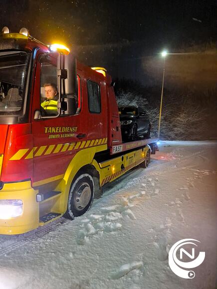 Enkele wagens die op de E313 door de sneeuwval op de pechstrook gestrand waren, heeft Takeldienst Jimmy Verwimp naar de diverse garages gebracht, o.a. 2 BMW's ter hoogte van Olen/ Herentals-Oost.