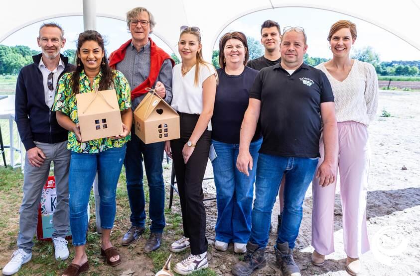Aftrap Week van de Korte Keten op De Melkweg: van links naar rechts schepen Gert Storms van Kasterlee, gedeputeerde voor Landbouw Jinnih Beels, burgemeester Ward Kennes van Kasterlee, Fien, Ann, Dries en Rob van De Melkweg en schepen Ellen Peeters van Kasterlee - Copyright: provincie Antwerpen
