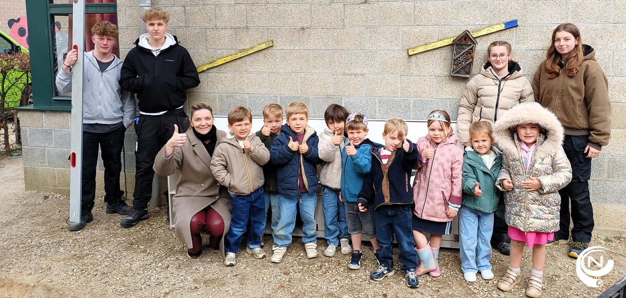 Leerlingen kOsh Hout maken buitenkeukentjes voor kleuters 