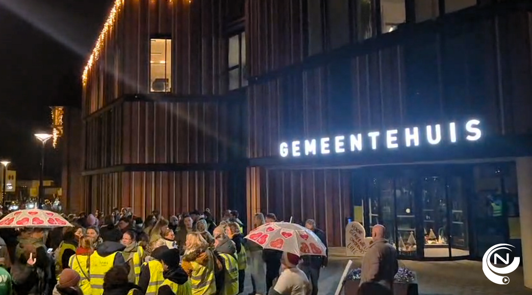 'Méér dan  250 (!) Lillenaren in de vrieskou aan gemeentehuis dankzij burgemeester M. Peeters, schandalig!'