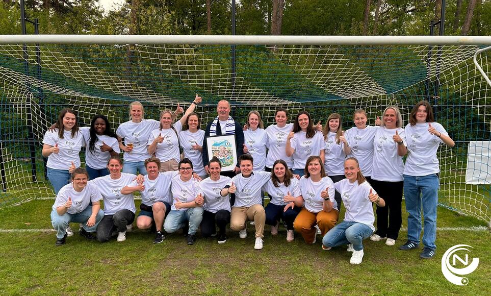 Kapitein Laurence Luyten bij haar kampioenenteam Blauwvoet Oevel Dames 