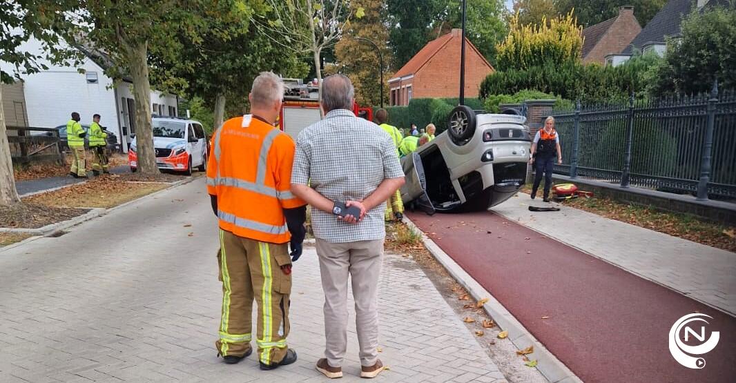 Microwagen belandt op z'n dak na klap tegen boom aan Herentalseweg Olen : bestuurster (77) gewond.