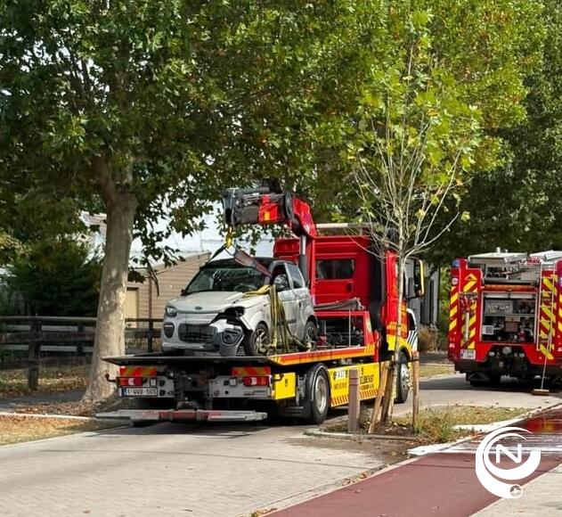 De bestuurster botste tegen een boom. De klap was toch zo hevig dat de auto op z'n dak belandde.