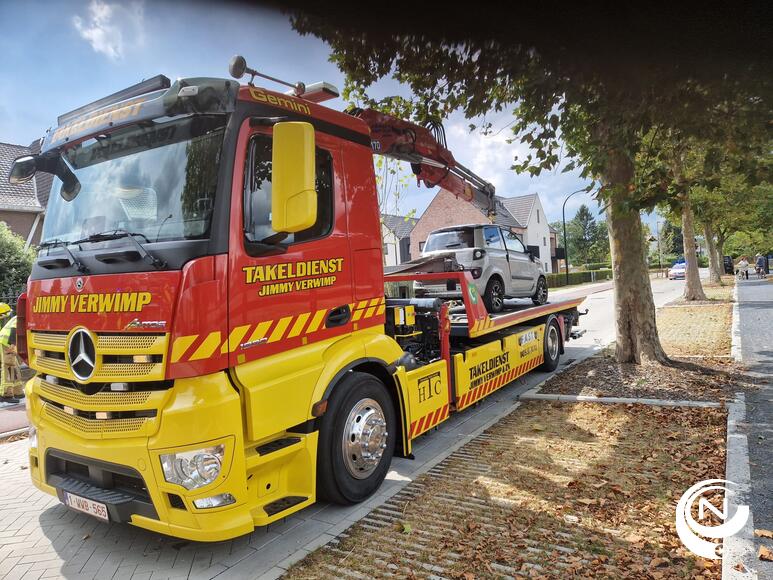 De bestuurster botste tegen een boom. De klap was toch zo hevig dat de auto op z'n dak belandde.