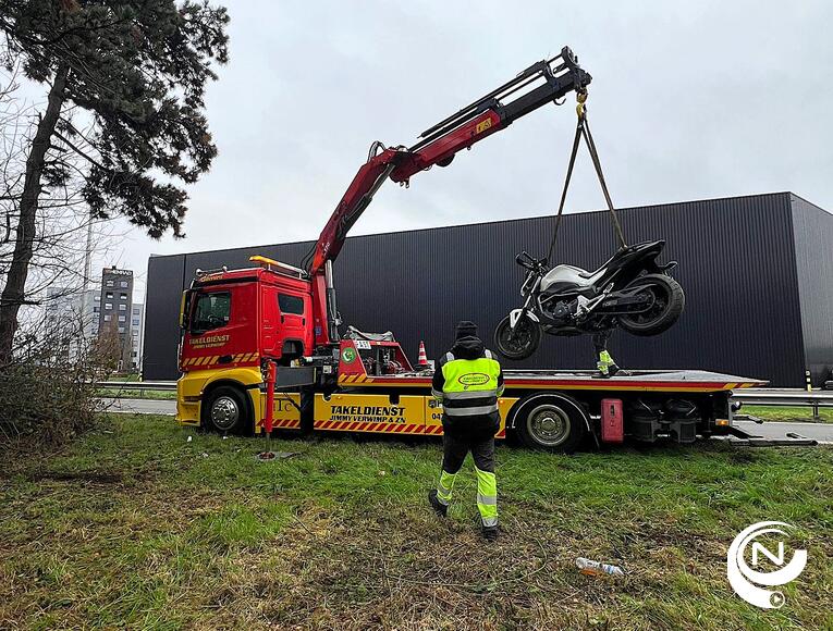 Motorrijder crasht in berm op afrit E313 Herentals-Industrie.