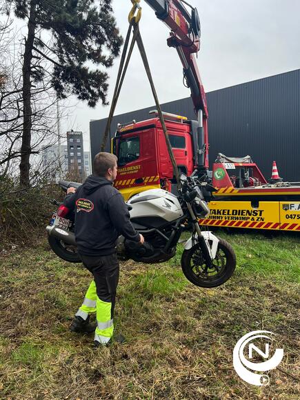 Motorrijder crasht tegen hoge snelheid op afrit E313 Herentals Industrie