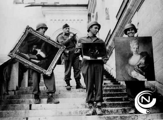 Monumentenofficier James Rorimer bij slot Neuschwanstein, een opslagplaats van de nazi’s voor geroofde kunst – Foto U.S. National Archives