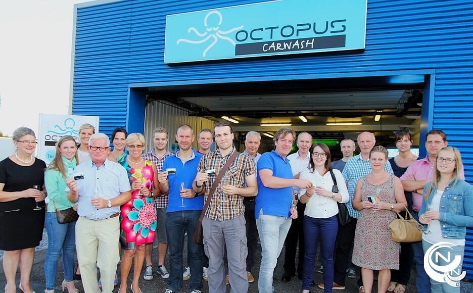 Kempische Autoshow 2014 : 10 winnaars van een Carwash Octopus-jaarabonnement hun waardevolle prijs bij Octopus aan Hemeldonk 11 in ontvangst nemen. De gelukkigen hadden op de 2e Kempische Autoshow een wagen gekocht en maakten zo kans om een jaarabonnement te winnen. Zaakvoerder van Octopus Gert De Neve : 'Ik zie hier vandaag allemaal blije gezichten. De winnaars mogen 25 keer een Topwash (€16) laten doen, dat is om de 2 weken, een héél jaar lang." - foto NNieuws Guy Verellen.
