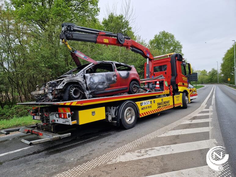 Het uitgebrande voertuig wordt getakeld Takeldienst Jimmy Verwimp