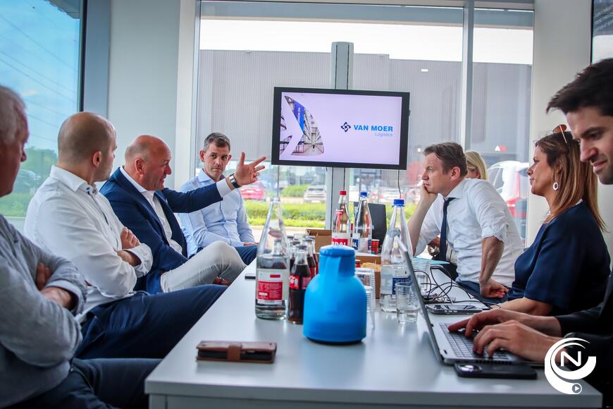 Paul Van Tigchelt en burgemeester Marianne Verhaert (GiB) brachten een bezoek aan de ‘Dennie Lockefeer Container Terminal’ van Van Moer Logistics in Grobbendonk.