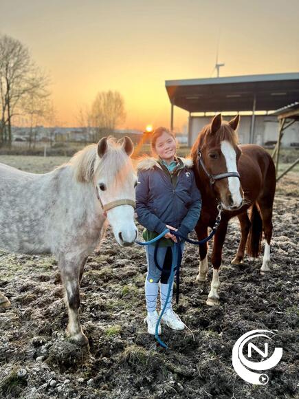Jules (11) en haar twee pony’s Ozara en Diva