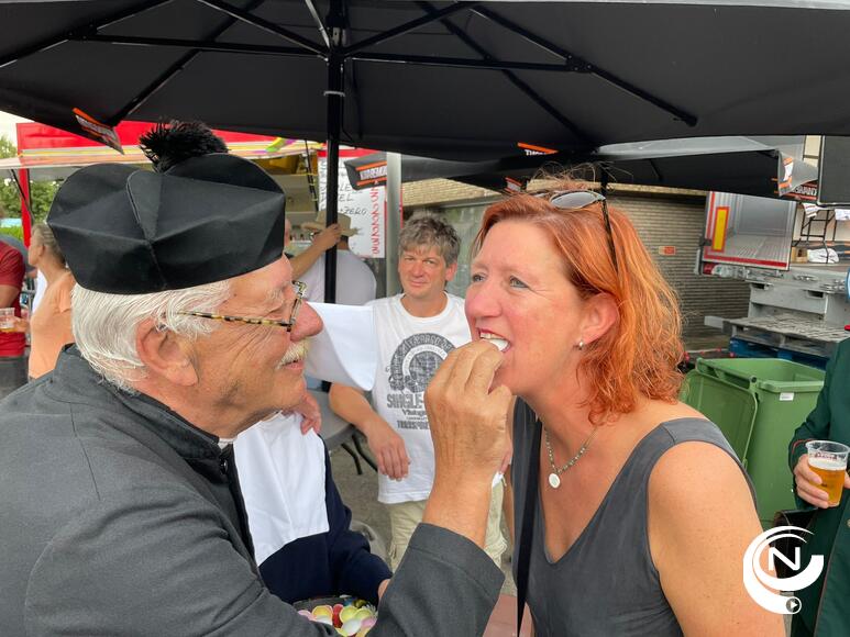Kesselse pastoor is gul met z'n H. Hosties