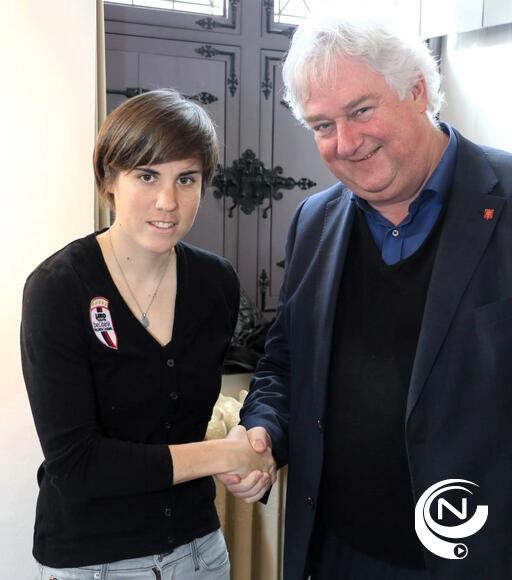 Sanne kreeg in de Lakenhal Herentals in 2018 een fijne viering : op de foto met schepen Jan Michielsen 