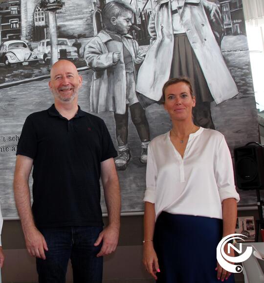 Nieuwkomer Tom Boeckx en schepen Nathalie Van Sande - foto Johan Temmerman