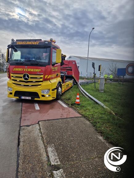Een transport dat geladen was met slib verloor er rond 08u een groot deel van z'n lading. Het slib kwam op de rijbaan terecht, een laag van zo'n 30 cm dik en 100 m lang.