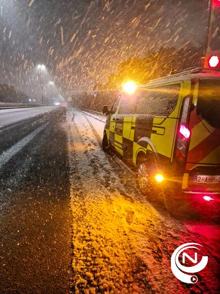 Ook de E313 lag er vannacht nog glad bij  door de intense sneeuwbuien.
