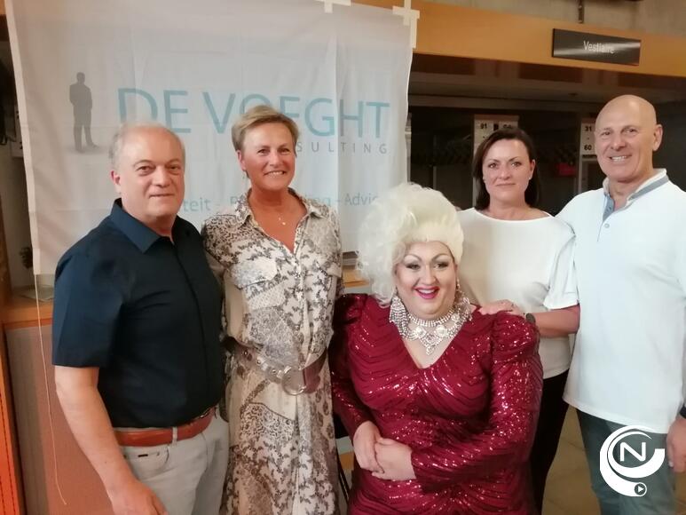 Time-Out team : vlnr. Luc en Ingrid De Voeght, Miss Time-Out, zaakvoerder Gretel en Guy