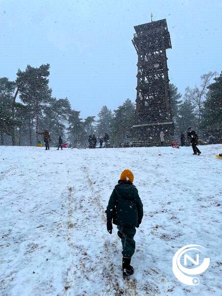 Sneeuwpret aan Toeristentoren De Paepekelders