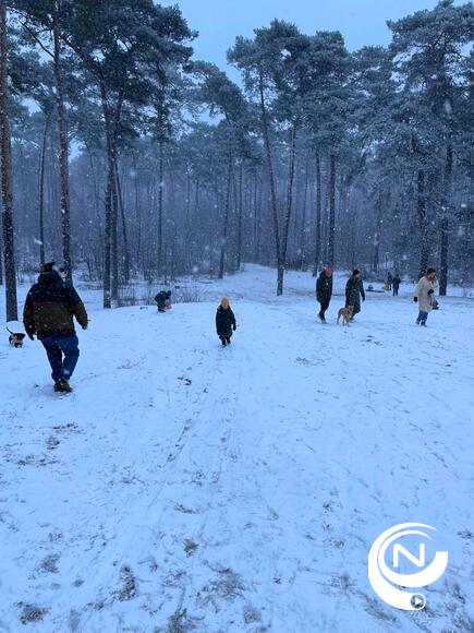 Sneeuwpret aan Toeristentoren De Paepekelders.