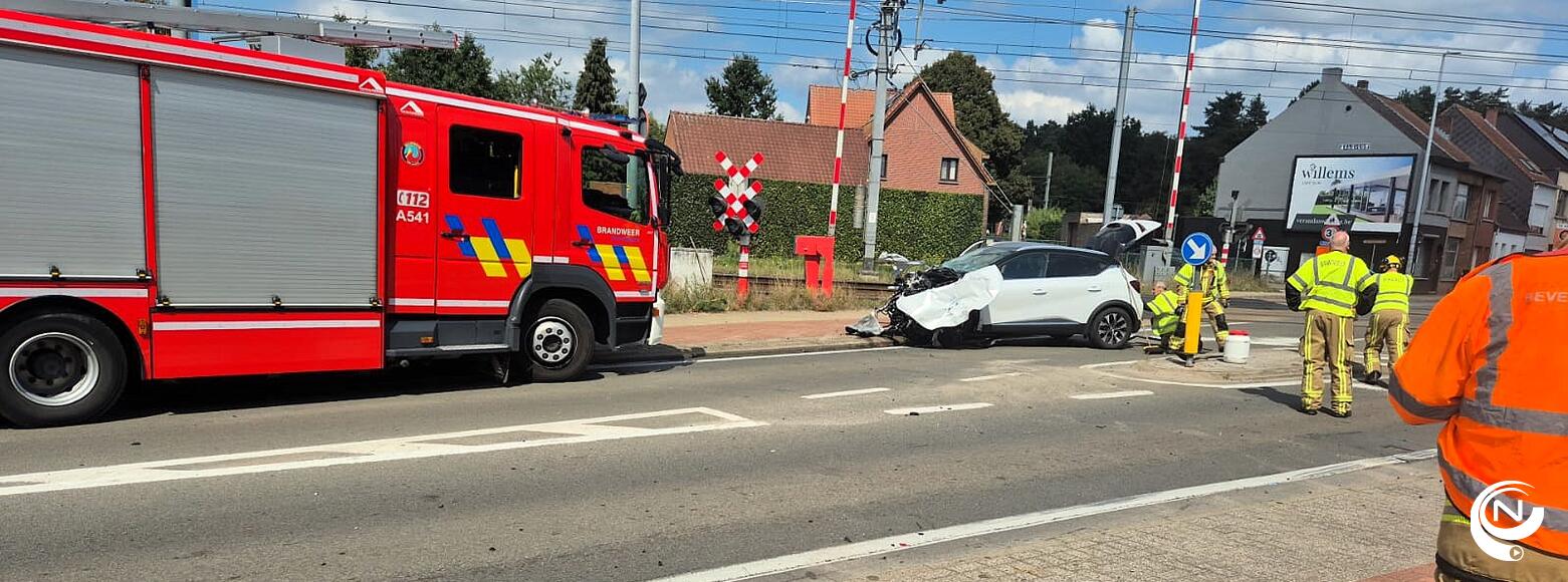 Trein botst tegen wagen aan spooroverweg Lichtaartseweg Herentals: geen gewonden
