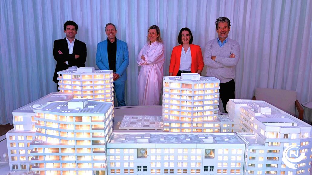 Vlnr: Alexanders Vanheukelen (CORES Development), Ronny Van Doninck (Groep Van Roey), Mieke Rens (CORES Development), Katrien Bruyninckx (Groep Van Roey) en Peter Leyssens (CORES Development) voor de maquette van The Friendship Residence.