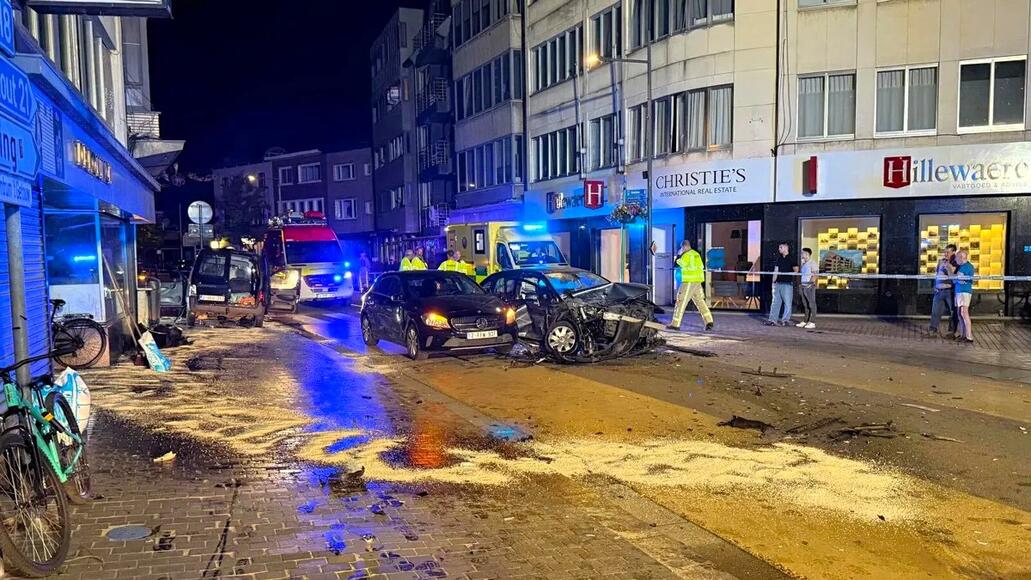 Complete ravage in Mol centrum na frontale botsing 3 auto's : bestuurder reed zonder geldig - foto brandweer Kempen