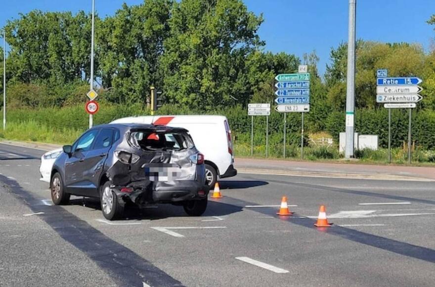 Baby van 9 maanden uit Herentals zwaargewond bij ongeval op Ring Geel : "Zat op achterbank toen vrachtwagen op auto inreed"