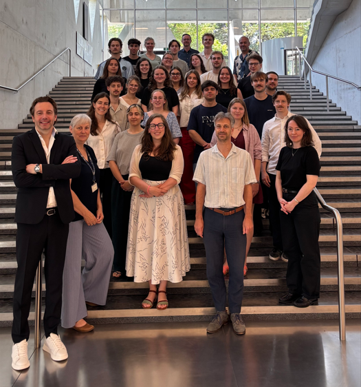 De studenten, jonge ontwerpers, UAntwerpen, betrokken gemeenten en provincie Antwerpen samen op de foto  - foto provincie Antwerpen