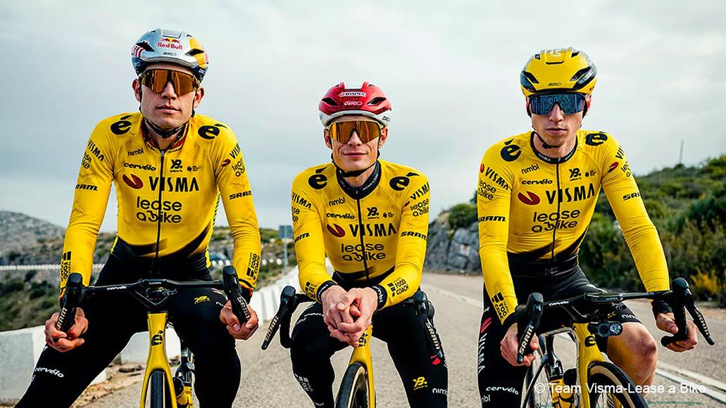 Wout Van Aert (links) met Vingegaard (midden) in de Tour, met Brennan (rechts) in de Vuelta.