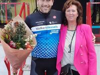Winnaar GP Rik Van Looy met Ann van Bleckmann hoofdsponsor GP